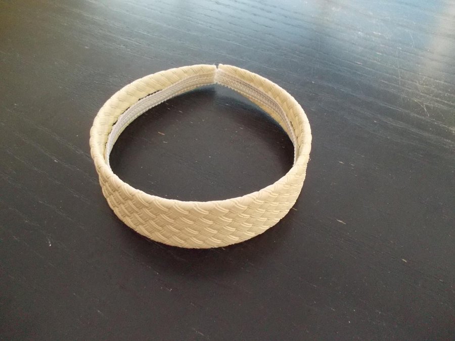 Diadem i mönstrat beige