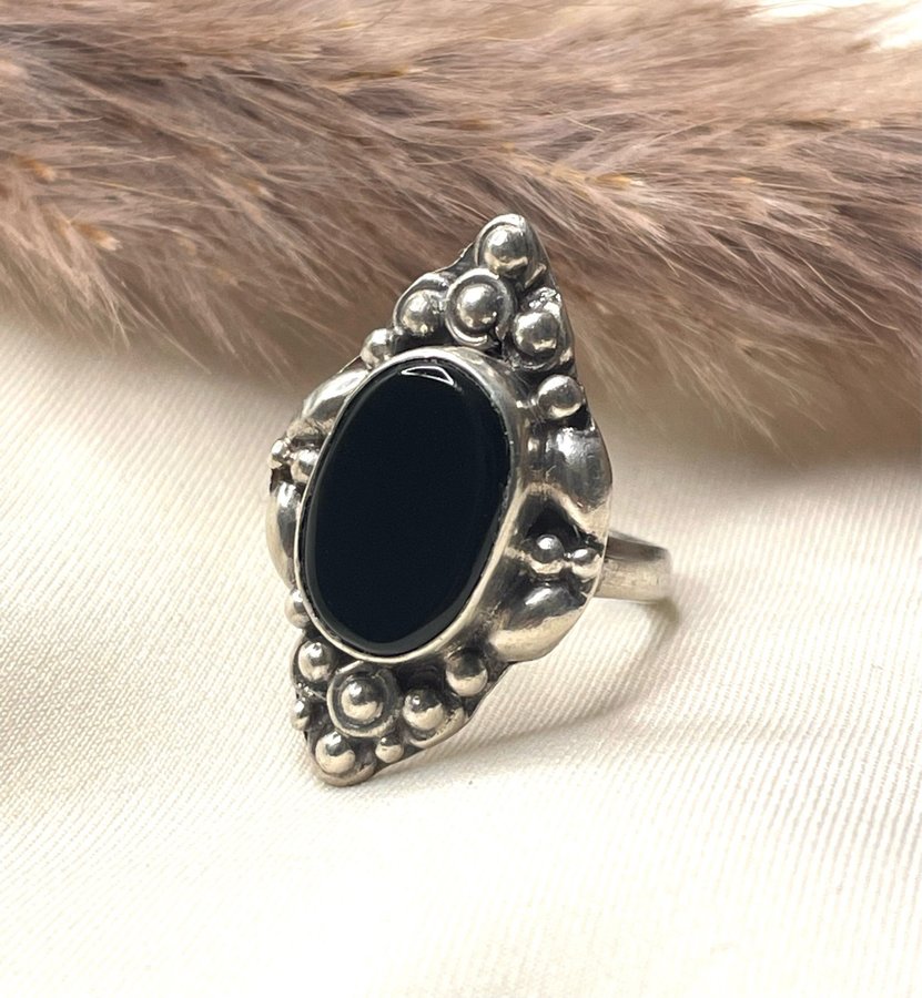 Vintage handgjord maffig ring i silver med svart sten