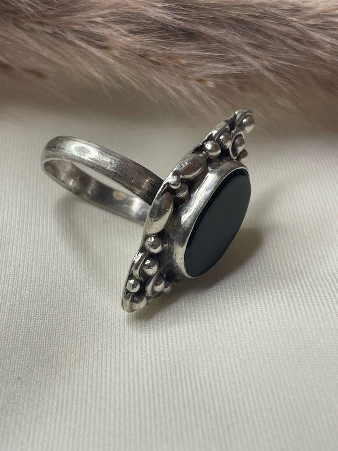 Vintage handgjord maffig ring i silver med svart sten