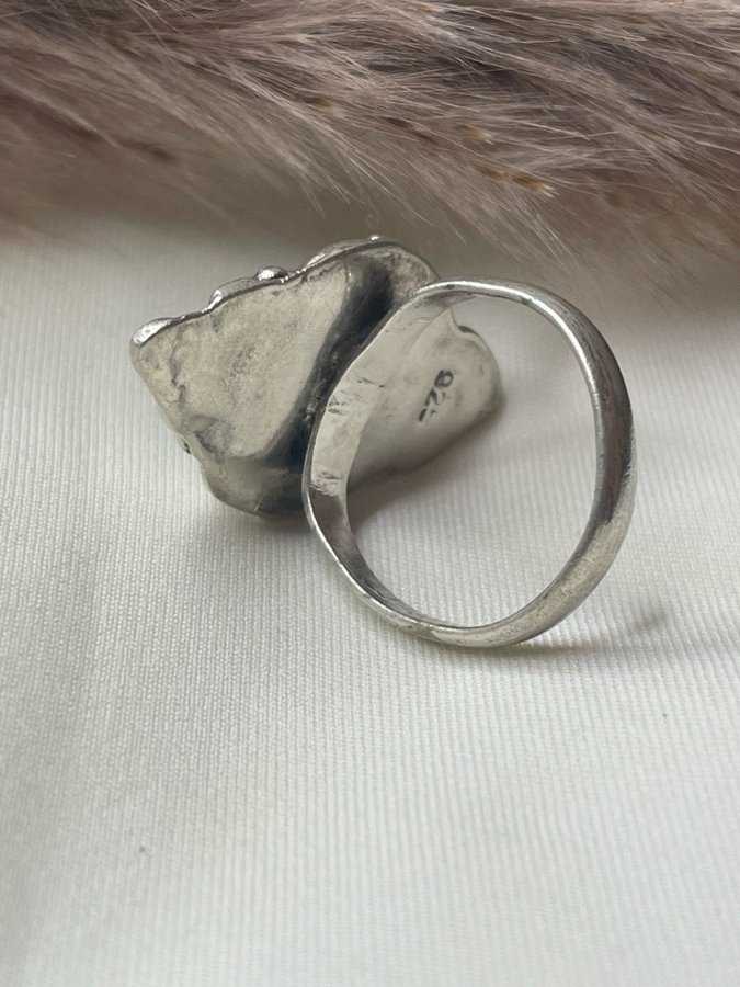 Vintage handgjord maffig ring i silver med svart sten