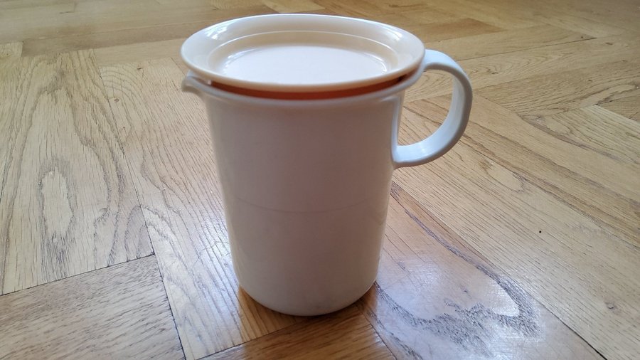 Förvaringskanna eller kaffe/temugg med lock från Tupperware i fint skick!