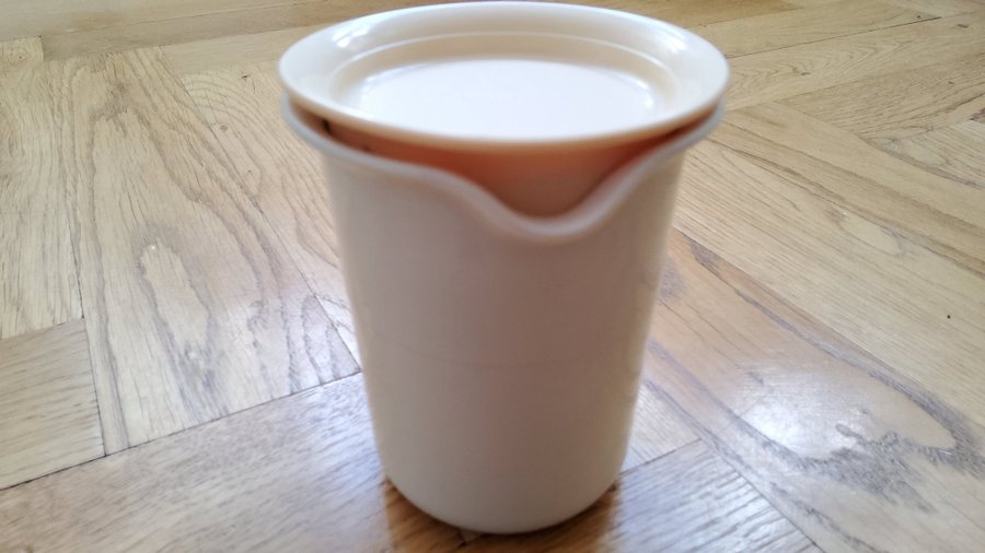 Förvaringskanna eller kaffe/temugg med lock från Tupperware i fint skick!