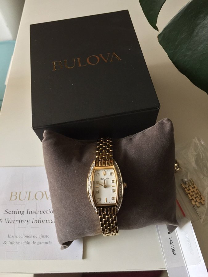 Bulova Damklocka med diamanter