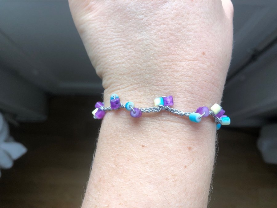 Handgjort armband med pärlor