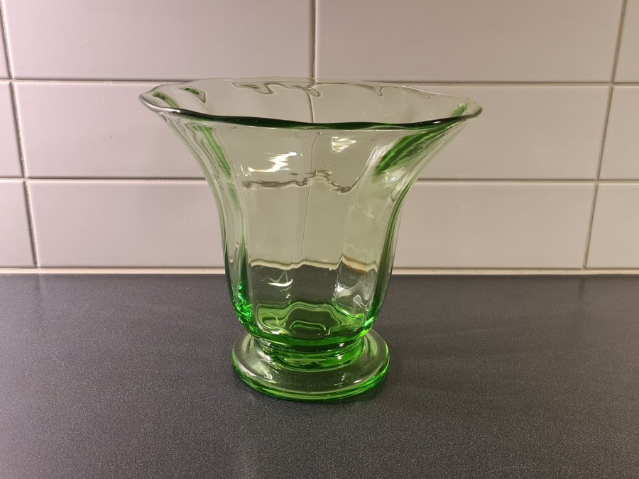 Stor vas i gulgrönt glas Art Deco