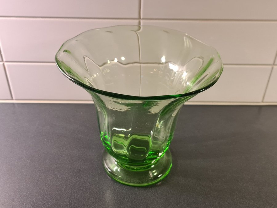 Stor vas i gulgrönt glas Art Deco