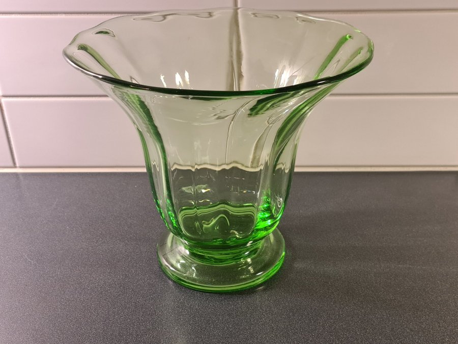 Stor vas i gulgrönt glas Art Deco