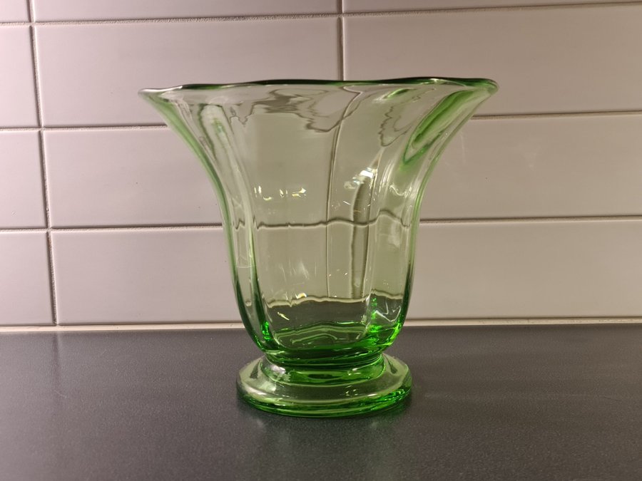 Stor vas i gulgrönt glas Art Deco