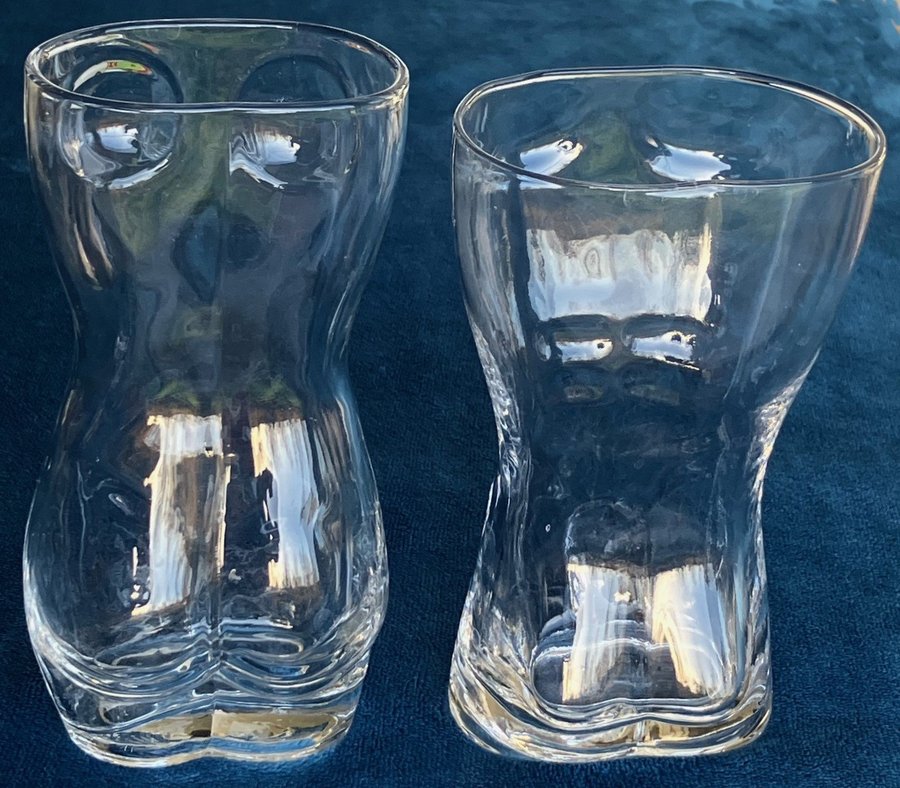 Glas, kvinna och man. Två roliga ölglas.