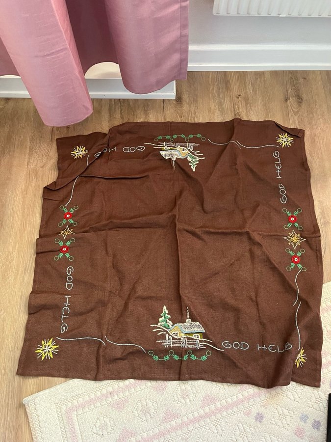 Broderad julgransmatta med julmotiv