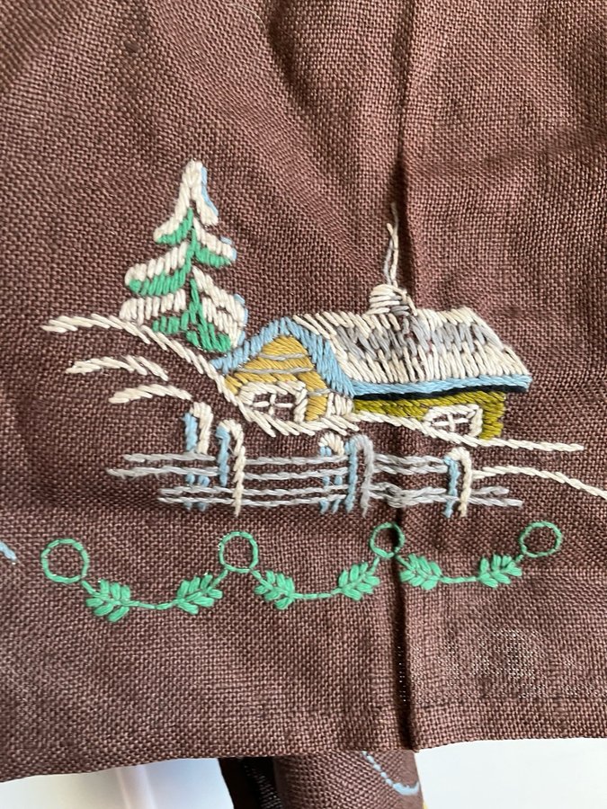 Broderad julgransmatta med julmotiv