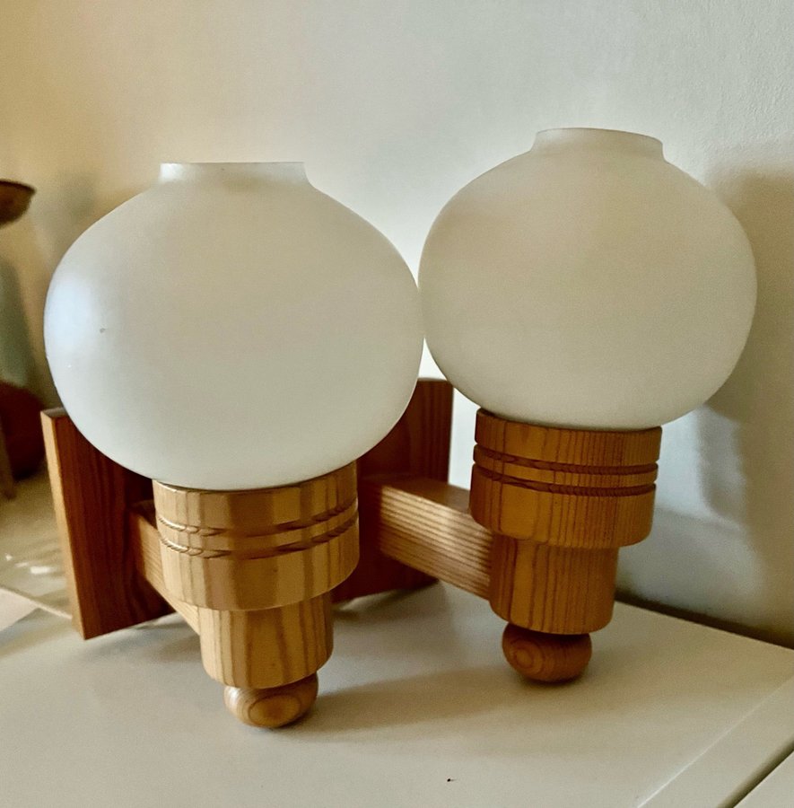 Vägglampor Furu opalglas / Wall lamps Pine Wood Sweden 1970’s