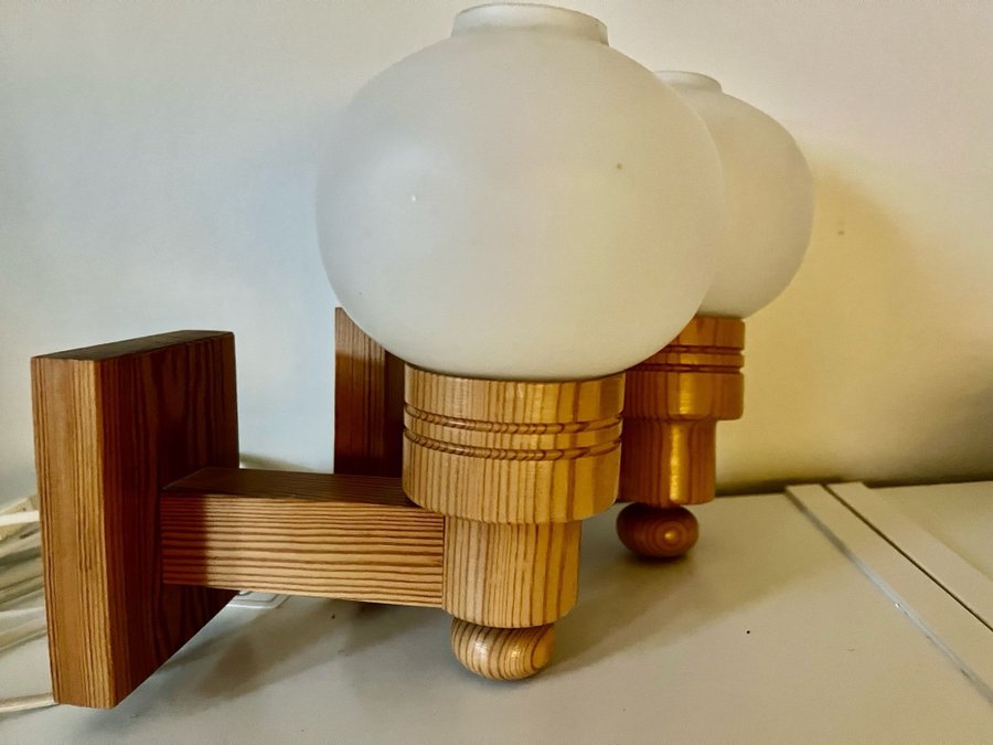 Vägglampor Furu opalglas / Wall lamps Pine Wood Sweden 1970’s