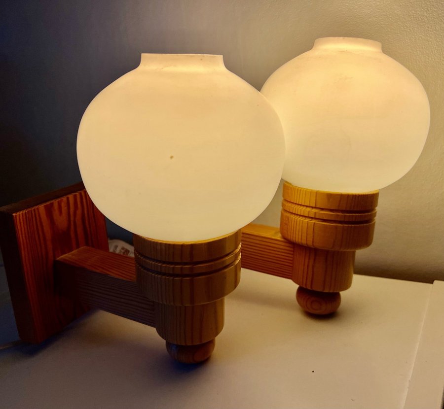 Vägglampor Furu opalglas / Wall lamps Pine Wood Sweden 1970’s