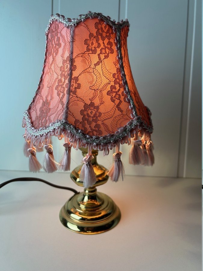 Liten bordslampa i mässing med rosa skärm. Fransar. Sänglampa. Retro. Boudoir.