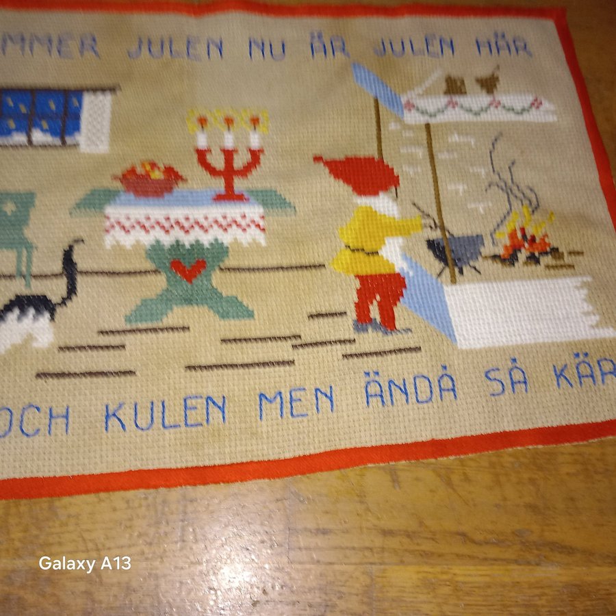 UNDERBAR RETRO 50 TAL HANDBRODERAD JULBONAD PÅ LJUSBEIGE AIDAVÄV-TEXT