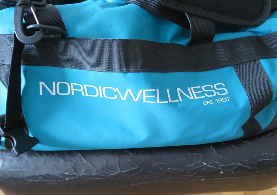 Turkos väska från Nordic Wellness. I kraftig plast.