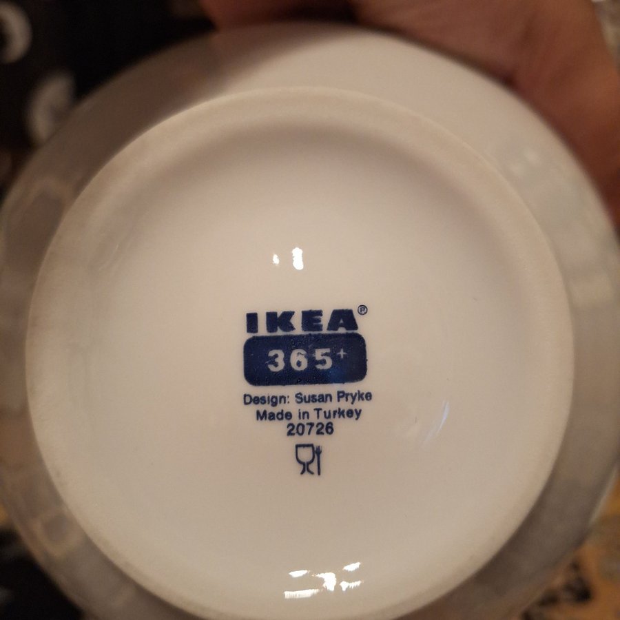 4 st vita skålar 2 från IKEA och 2 från Lagerhouse