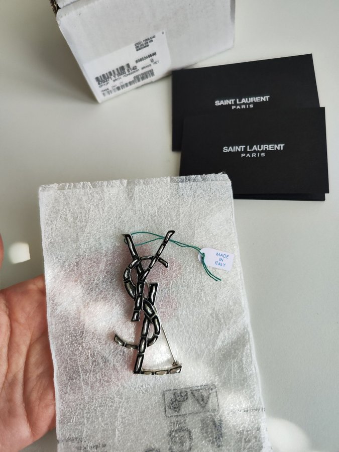 Ny/oanvänd Saint Laurent Cassandre brooch i silver med tillbehör