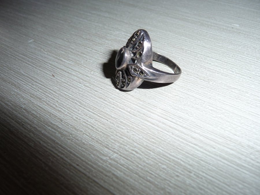 Gammal ring med en svart sten och markasiter Sterling silver 925 Storlek 16