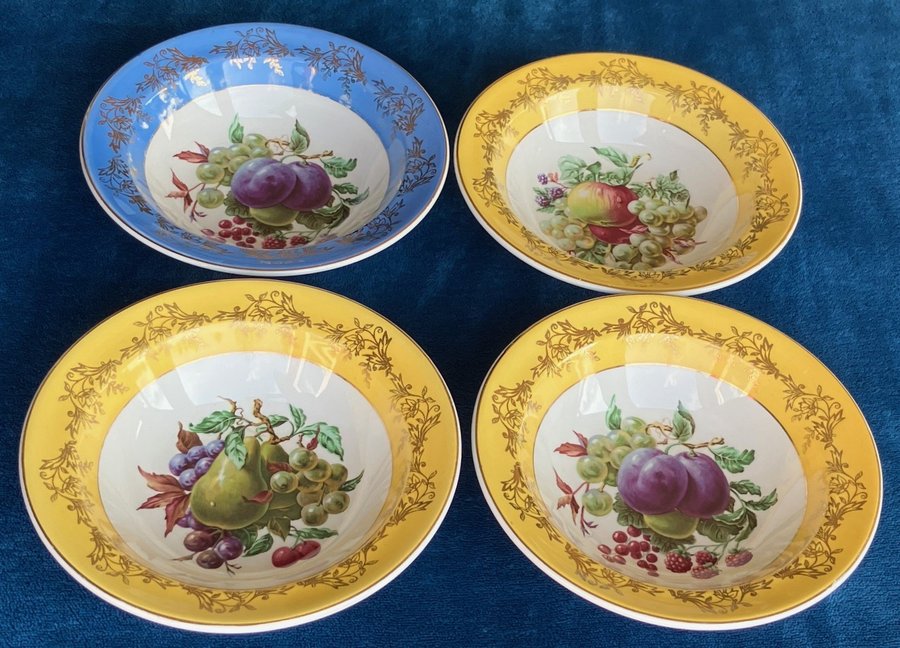 Fyra st Royal Tunstall efterrättstallrikar med fruktmotiv Staffordshire England.