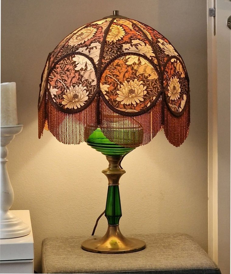 Vintage bordslampa med blommig skärm - Chrysanthemum av William Morris  Co