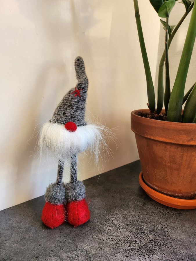 Tomte i grått och rött