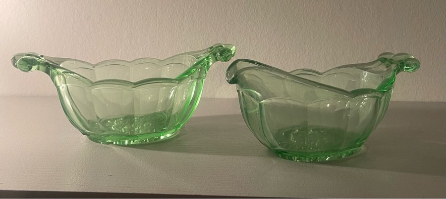 SKÅL OCH GRÄDDKANNA / GRÖNT GLAS/ LJUSGRÖNT GLAS/ VINTAGE