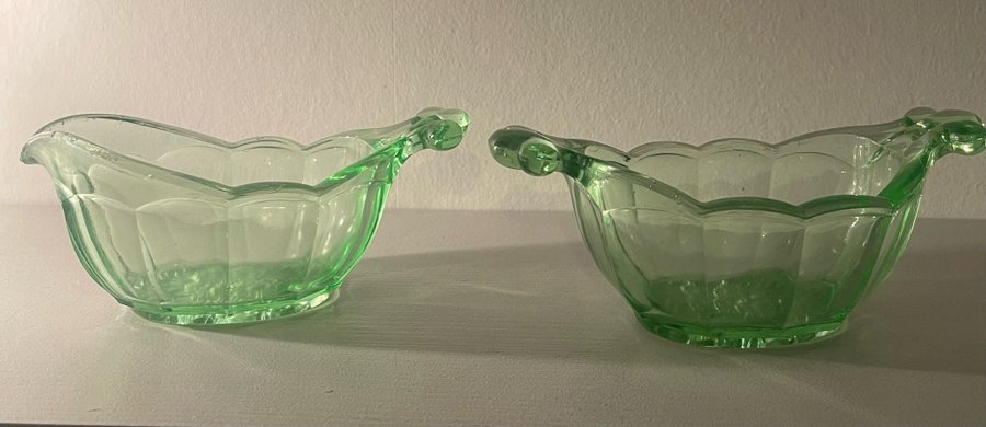 SKÅL OCH GRÄDDKANNA / GRÖNT GLAS/ LJUSGRÖNT GLAS/ VINTAGE