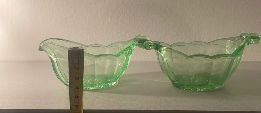 SKÅL OCH GRÄDDKANNA / GRÖNT GLAS/ LJUSGRÖNT GLAS/ VINTAGE