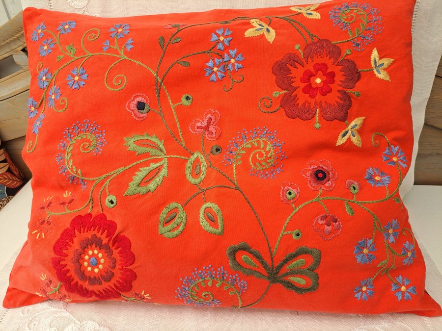 Kuddfodral med broderi 50 x 60 cm