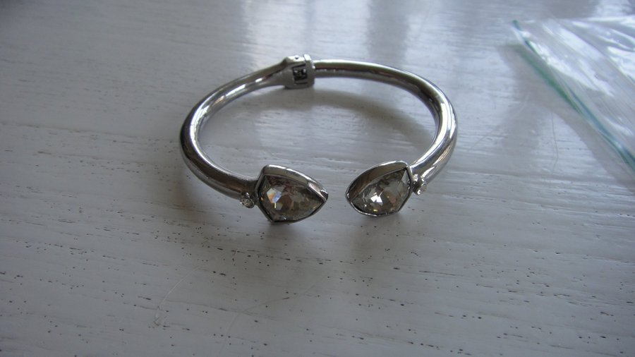 Dyrberg Kern armband, shiny försilvrad, 2 stora ljus gyllene kristaller, oanvänt