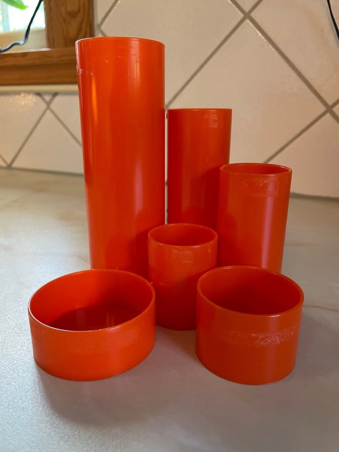 Orange pennställ i plast 70-tal retro