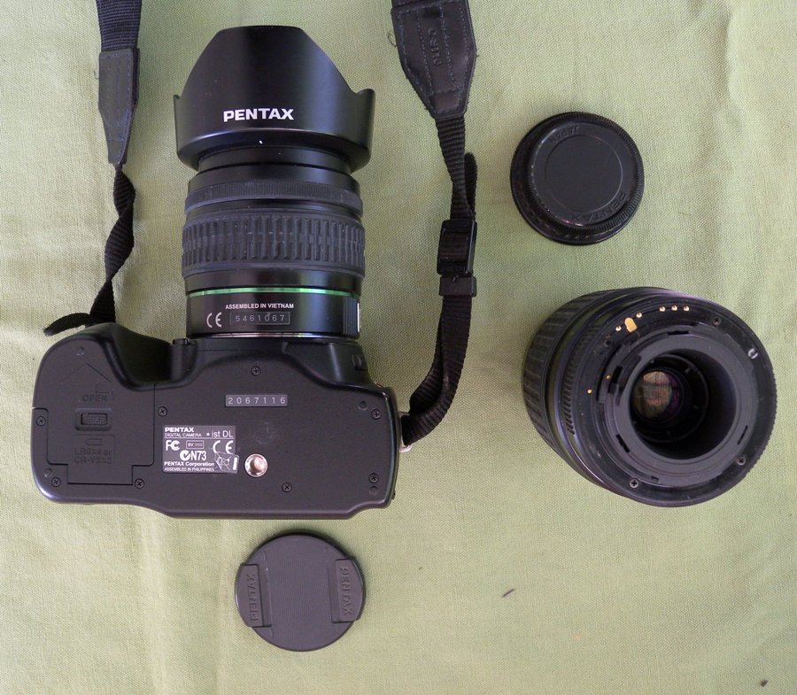 Pentax istDL kamera med två objektiv