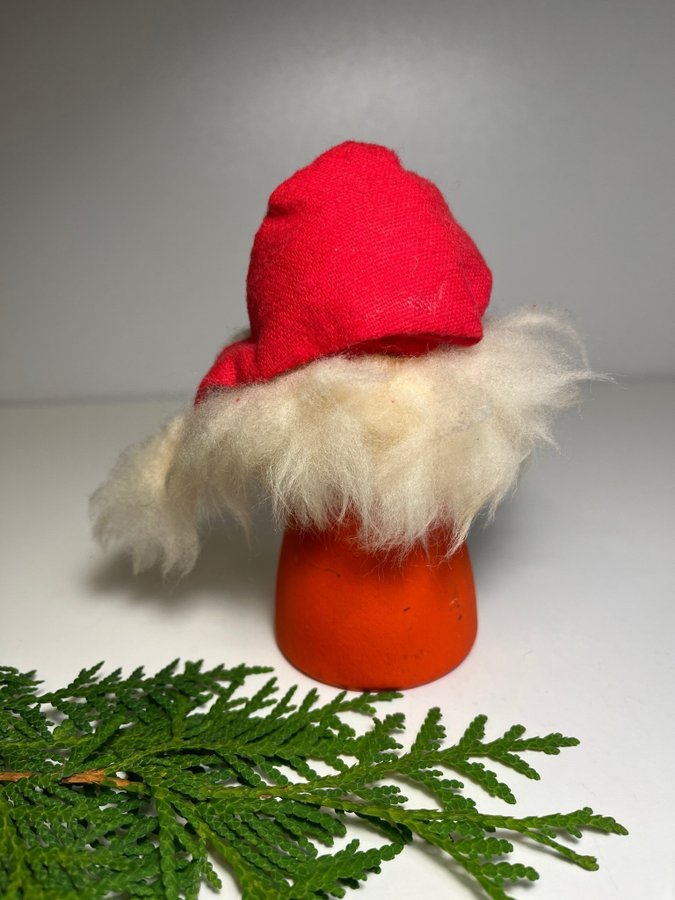 SÖT ÄLDRE TOMTE I TRÄ - SVENSKT HANDARBETE JULPYNT RETRO VINTAGE