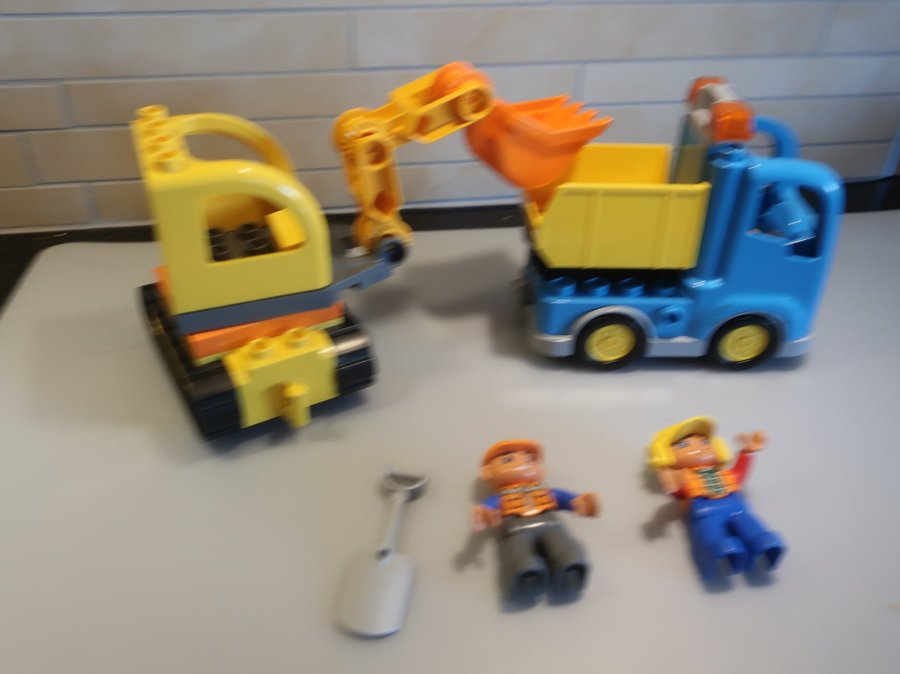 Lego - Duplo - Lastbil och grävmaskin - 2 arbetsgubbar