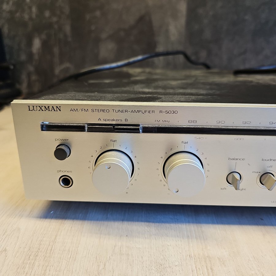 LUXMAN AM/FM Stereo Tuner-Amplifier R-5030