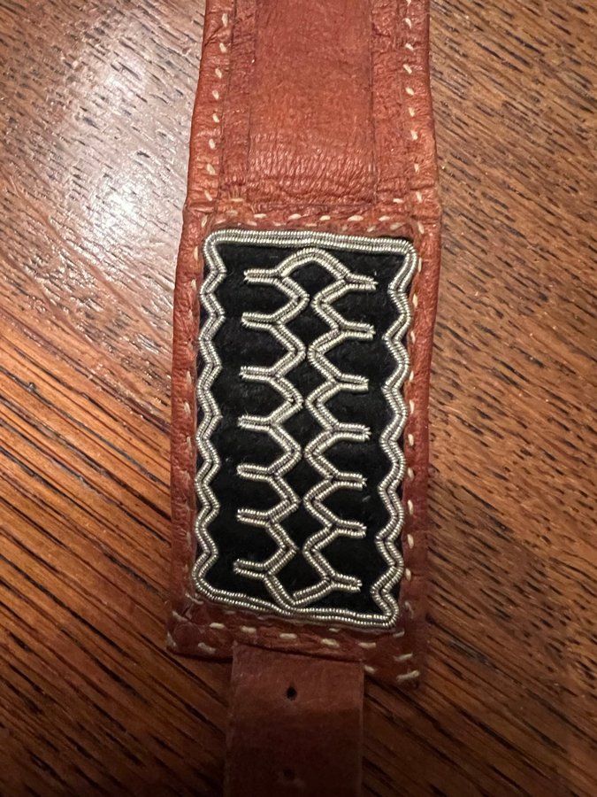 Läderarmband med broderi sameslöjd fantastiskt sameslöjd