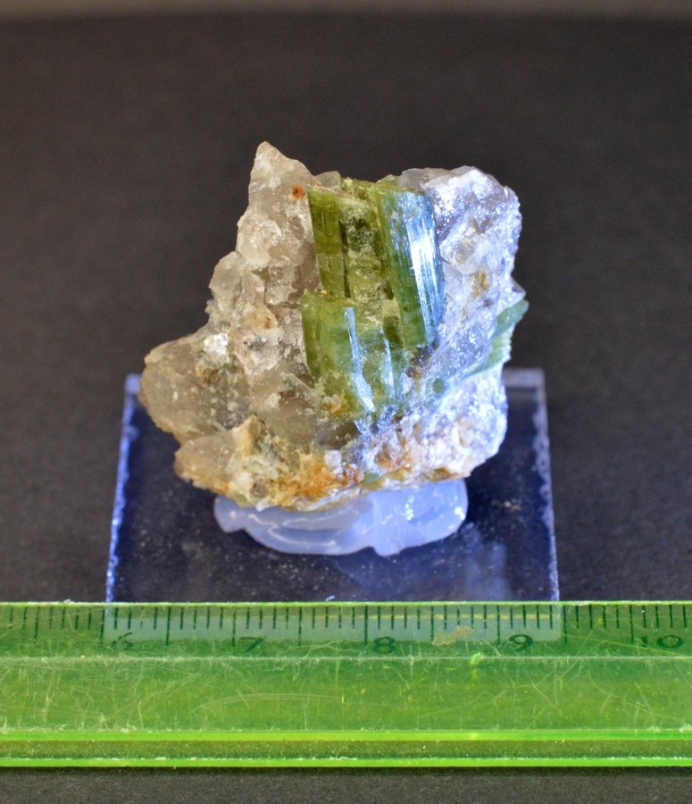 Turmalin var. Elbait i kvarts, (Green Tourmaline in Quartz