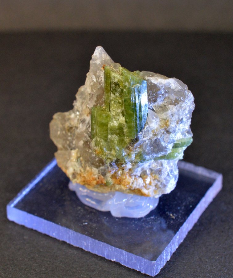 Turmalin var. Elbait i kvarts, (Green Tourmaline in Quartz