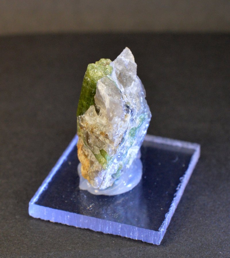 Turmalin var. Elbait i kvarts, (Green Tourmaline in Quartz