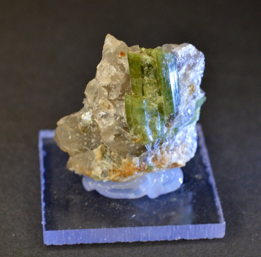 Turmalin var. Elbait i kvarts, (Green Tourmaline in Quartz