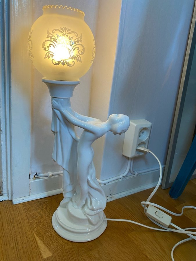 Vacker lampa med kvinna Art deco jugend stil bordslampa