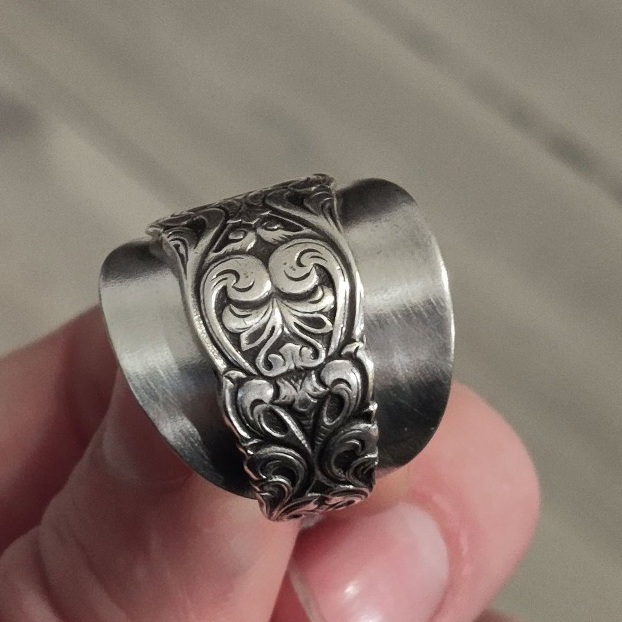 Teskedsring, rokoko, svenskt prima nysilver 19mm.