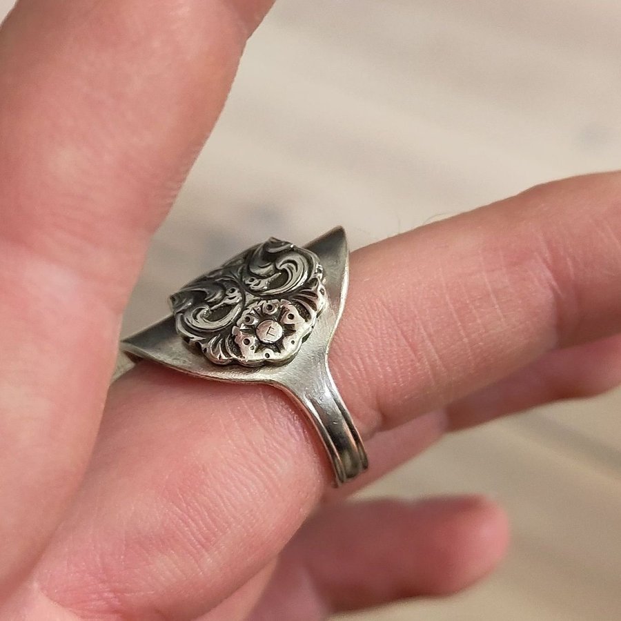 Teskedsring, rokoko, svenskt prima nysilver 19mm.