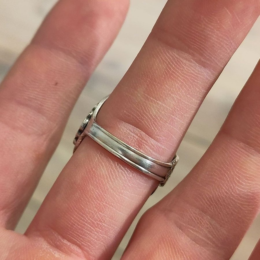 Teskedsring, rokoko, svenskt prima nysilver 19mm.