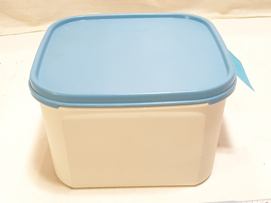 Tupperware 2,6 liter förvaringsburk, vit m blått lock. Den är i bra skick! (103)