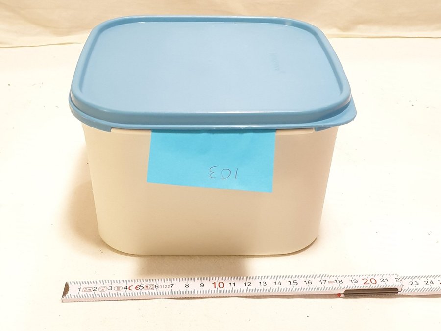 Tupperware 2,6 liter förvaringsburk, vit m blått lock. Den är i bra skick! (103)