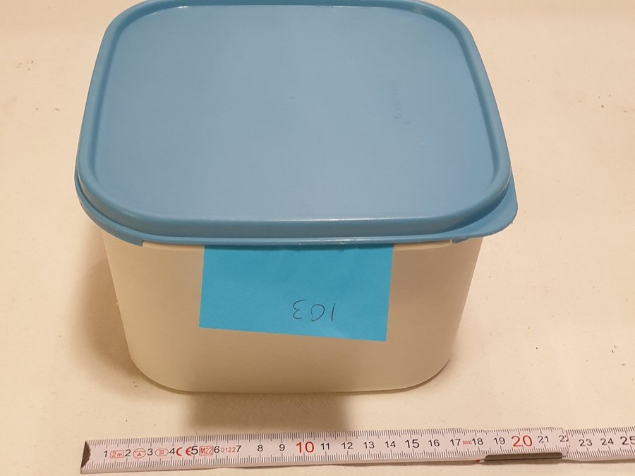 Tupperware 2,6 liter förvaringsburk, vit m blått lock. Den är i bra skick! (103)