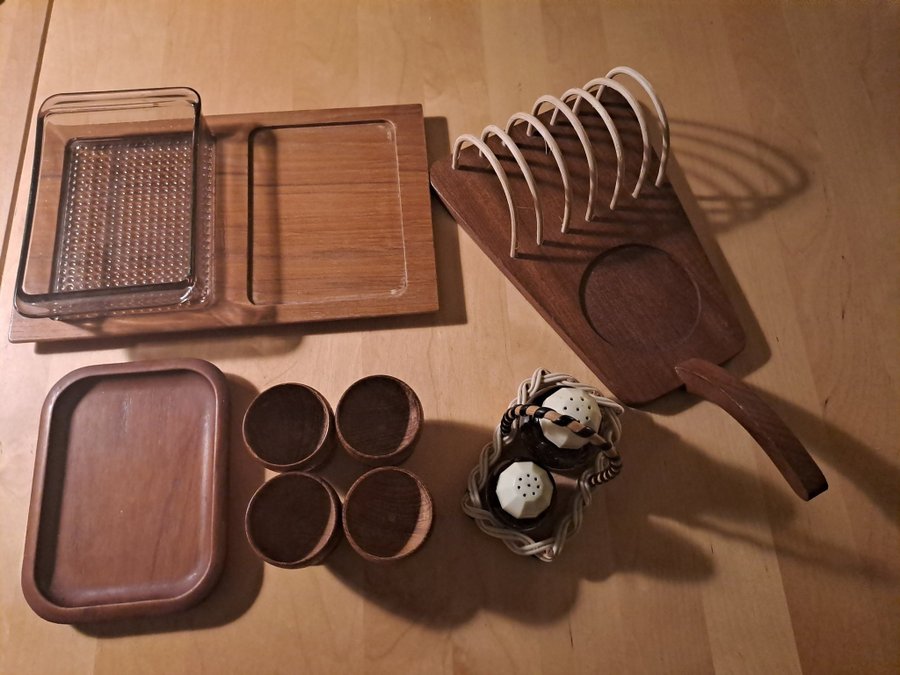 Diverse frukostdelar i teak Retro